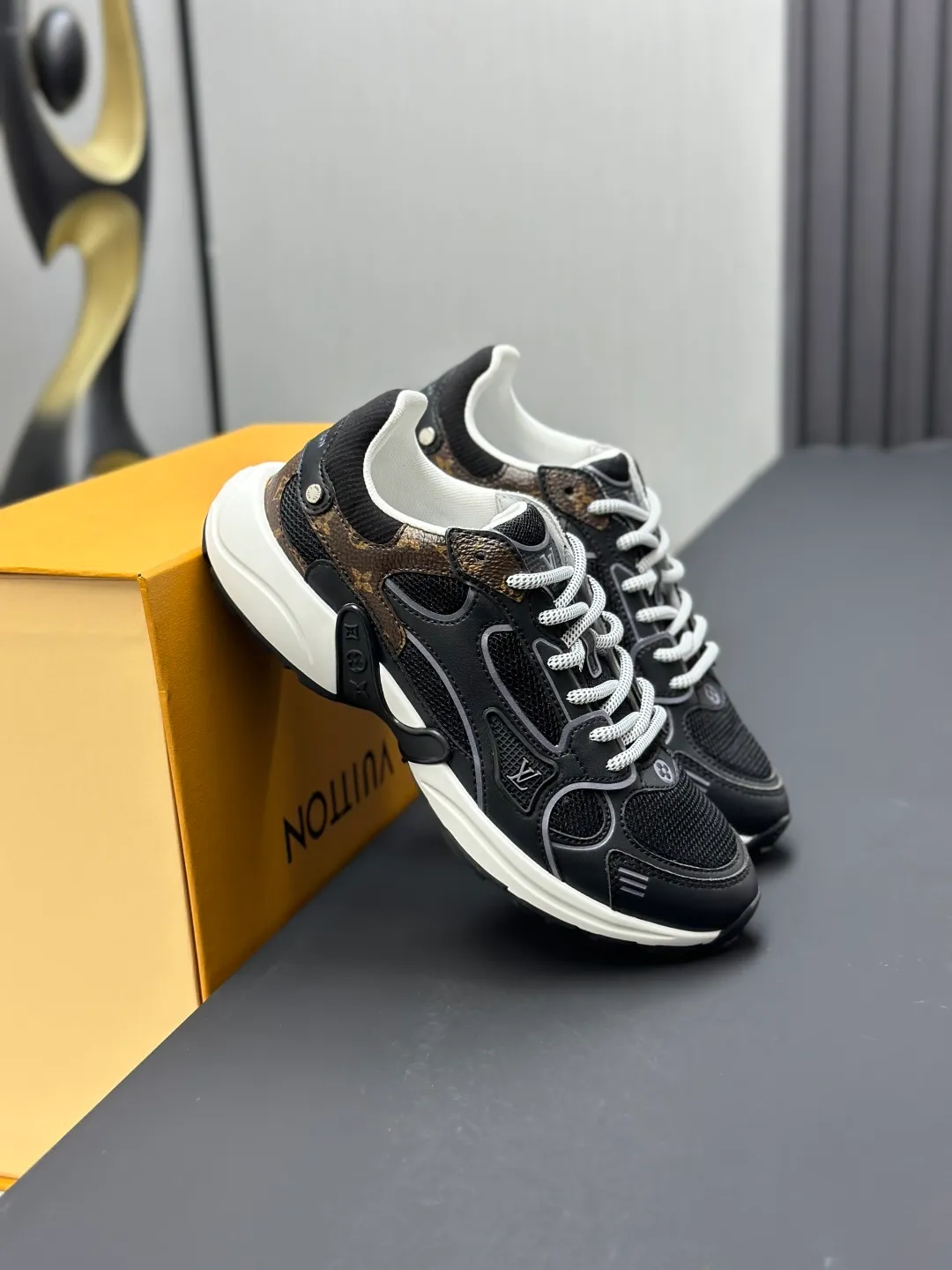 Factory price: 660💰Top version LV-Louis Vuitton-classic catwalk new style original 1:1 developed replica! ! The upper foot is very comfortable. It is made of luxurious materials and fine workmanship. The midsole is printed with English letters "Made in Europe". The upper is made of calfskin imported from Italy. The side is decorated with the brand's LOGO and signature. The latest latex foot pads and mesh lining make the foot feel super comfortable. The original two-color TPU combination outsole is specially provided by the original factory. Bag technology Goodyear stitched edges Fabric: Exclusive custom first-layer cowhide Accessories: Exclusive private model Vuitton logo, lining: Customized silk mesh lining - first-layer silk cowhide lining Outsole: TPU combination outsole wear-resistant, non-slip and anti-yellowing Foot pads: new latex pads-mesh sweat-absorbent Counter technology: fully computerized sewing machine wire drawing Toe box back cover Hot and cold shaping Full set of pull-top last with medium and low logo pattern Counter packaging - Shoelaces, certificates, cards, instructions, certificates of quality, dust bags, the most comprehensive packaging on the entire network, women's models 35-39, men's models 38-46 (38/46 customized, non-refundable!